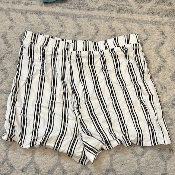 Ardene XL stripped shorts - Picture 2 of 4